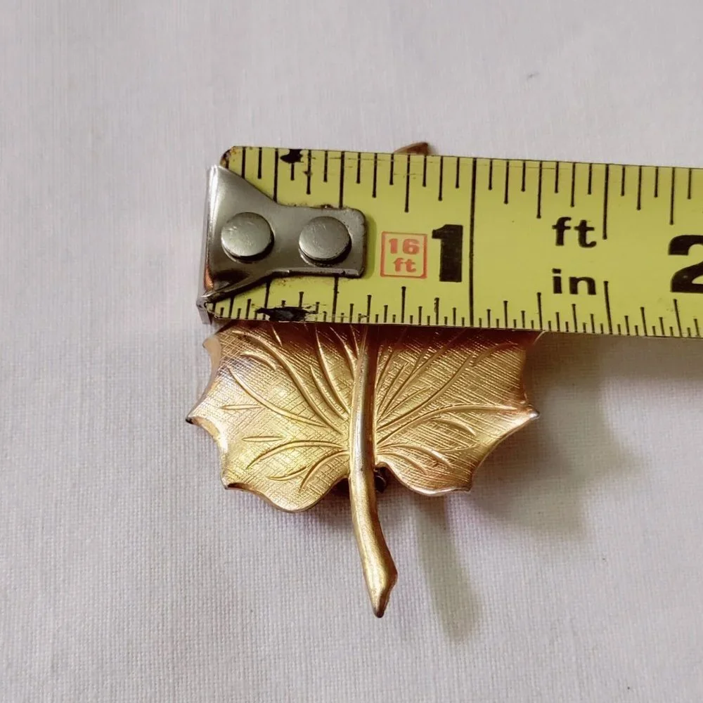 4/$20 Vintage Gold Tone Leaf Brooch Pin